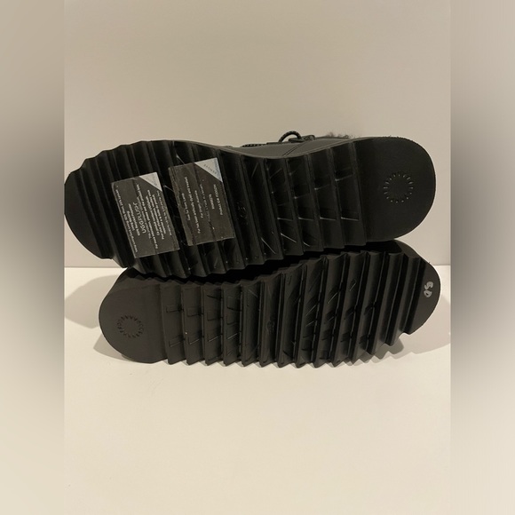 UGG Boots Size 6 Women’s (Like New) - Picture 6 of 16